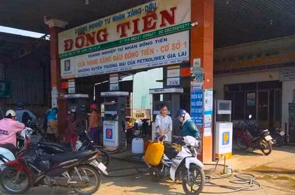 Người dân dùng can nhựa loại lớn mua xăng tại cửa hàng ở thị trấn Kbang. Ảnh: Lê Anh
