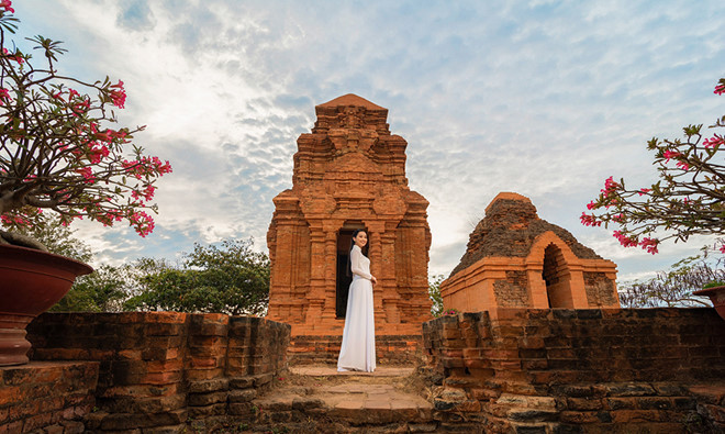 Chính vì vậy, Đoàn Hồng Trang nhận được rất nhiều sự quan tâm, ủng hộ của quê nhà. Người dân Bình Thuận gọi với danh dưng đầy ưu ái ‘Hoa thanh long’