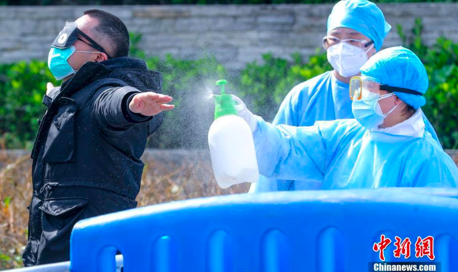 Nhân viên y tế thực hiện công tác khử trùng cho bệnh nhân xuất viện - Ảnh: Chinanews