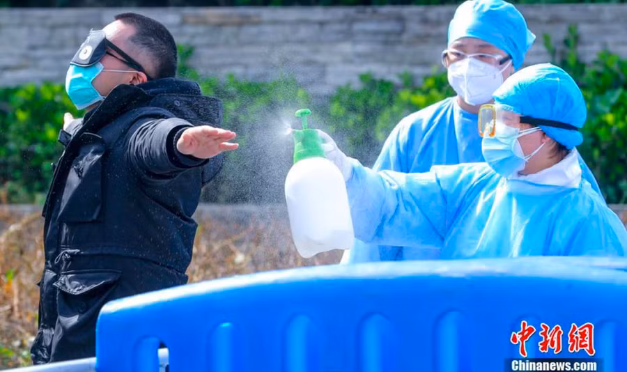 Nhân viên y tế thực hiện công tác khử trùng cho bệnh nhân xuất viện - Ảnh: Chinanews