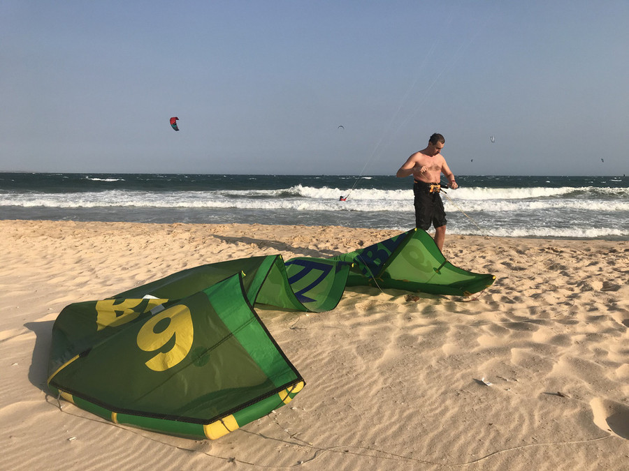 Chủ nhật 15-3 là ngày nắng đẹp và có gió mạnh rất sớm, nên những du khách Nga cũng đã có mặt từ sớm để chuyển bị diều lướt ván - Ảnh: SƠN LÂM