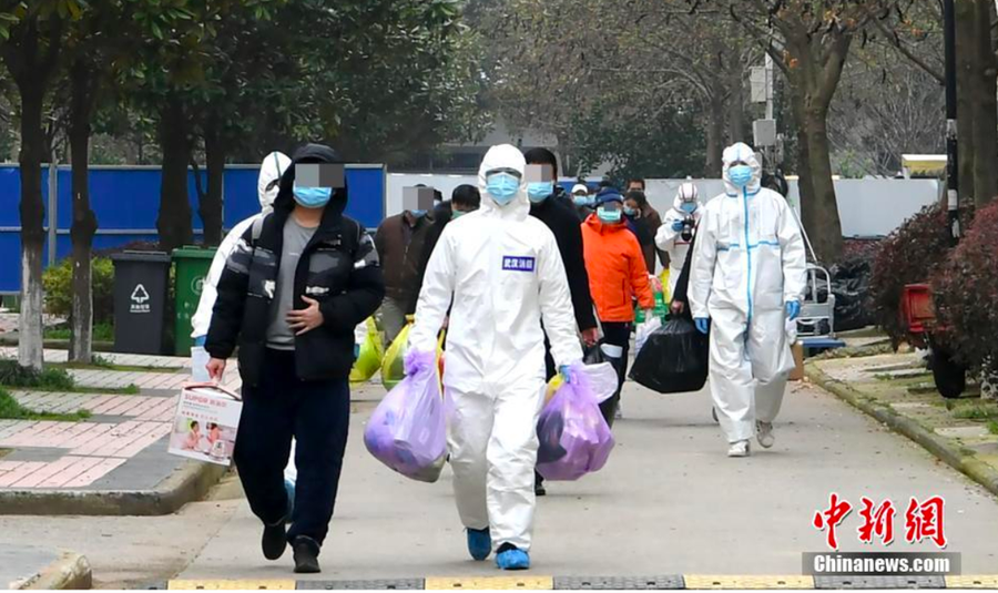 Sau 14 ngày cách ly để theo dõi, 51 bệnh nhân hồi phục rời khỏi địa điểm cách ly bên trong Học viện kỹ thuật và công trình Trường Giang ở Vũ Hán - Ảnh: Chinanews