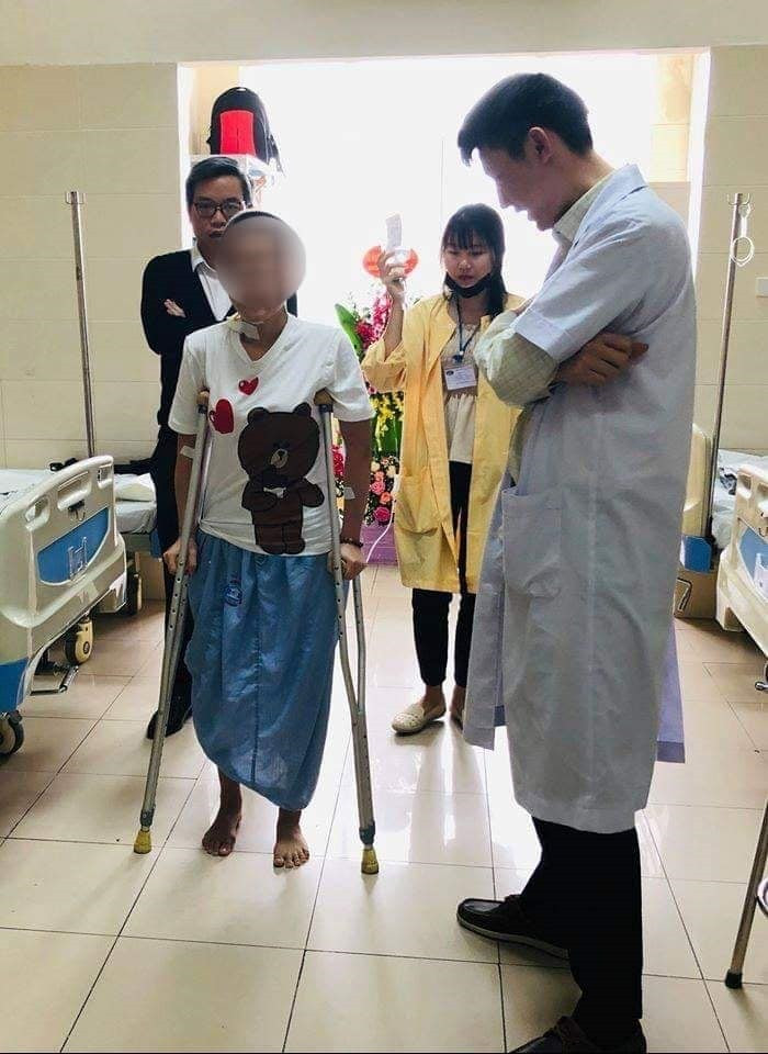 H với những bước đi đầu tiên sau ca phẫu thuật 