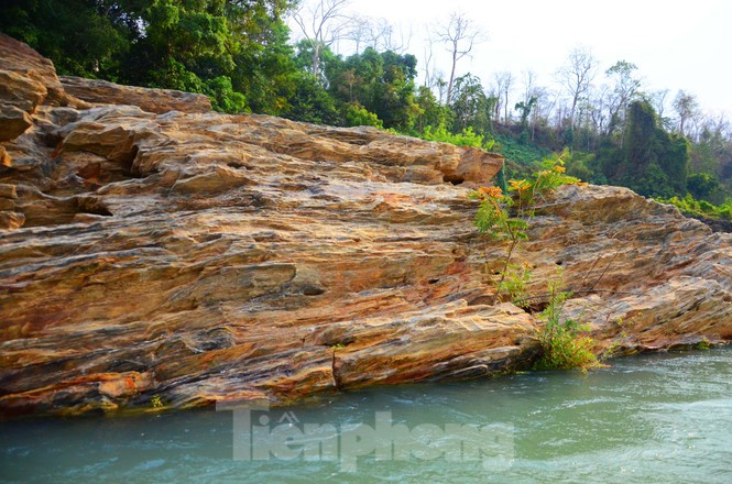  Dòng chảy dù trong xanh như ngọc cũng vẫn kỳ vĩ, dữ dội