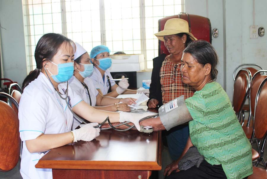 Các y-bác sĩ trẻ Trung tâm Y tế TP.Pleiku khám bệnh cho người dân xã Ia Kênh. Ảnh: Phan Lài