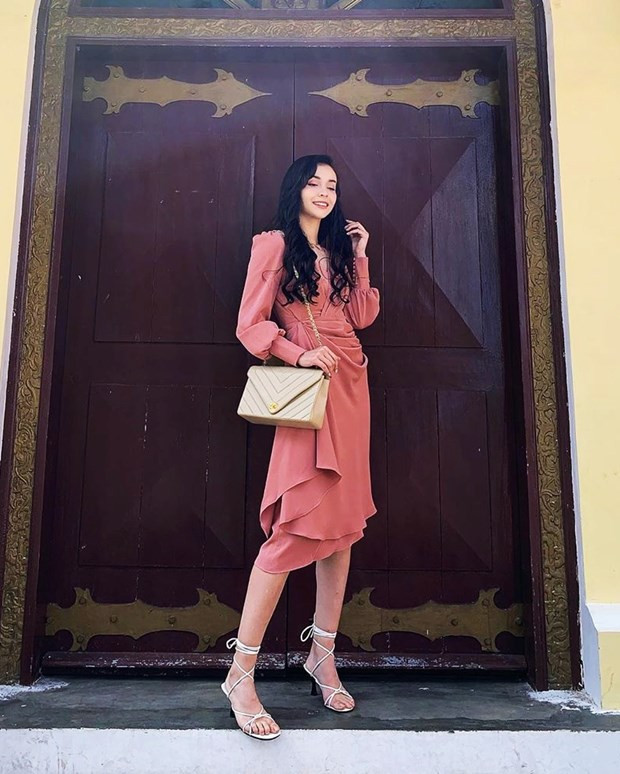 MLee bất ngờ nữ tính với bộ đầm hồng tay phồng, có chi tiết xếp nếp điệu đà.