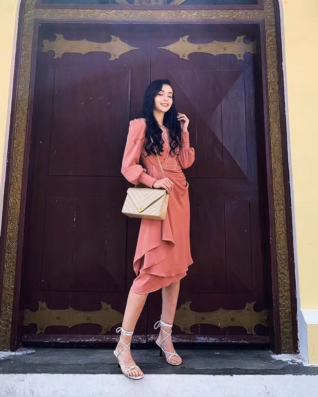 MLee bất ngờ nữ tính với bộ đầm hồng tay phồng, có chi tiết xếp nếp điệu đà.