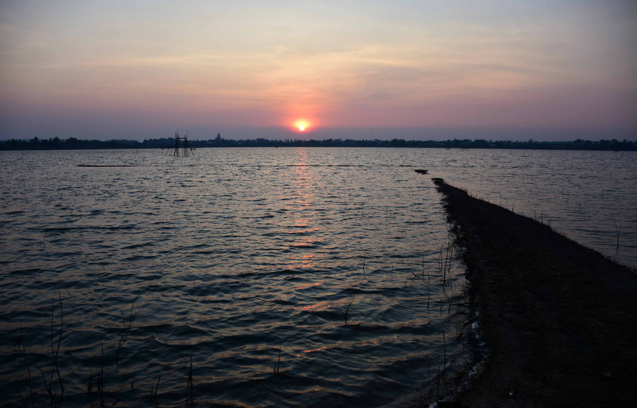 Khung cảnh hồ Tân Sơn