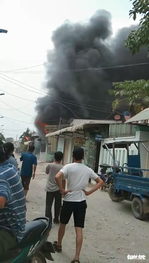 Ngọn lửa bao trùm nhà xưởng - Ảnh: CTV Ngọn lửa bao trùm nhà xưởng - Ảnh: CTV