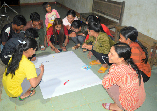 Các ông bố, bà mẹ đang thảo luận nhóm tại buổi truyền thông ở làng Tăng, xã Lơ Ku, huyện Kbang. Ảnh: Đ.Y