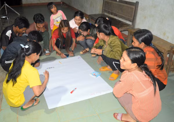 Các ông bố, bà mẹ đang thảo luận nhóm tại buổi truyền thông ở làng Tăng, xã Lơ Ku, huyện Kbang. Ảnh: Đ.Y