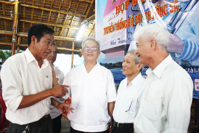Ông Nguyễn Văn Dũng (trái) trò chuyện với các cựu binh Trường Sa/ Ảnh: Trần Đăng