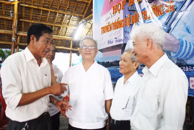 Ông Nguyễn Văn Dũng (trái) trò chuyện với các cựu binh Trường Sa/ Ảnh: Trần Đăng