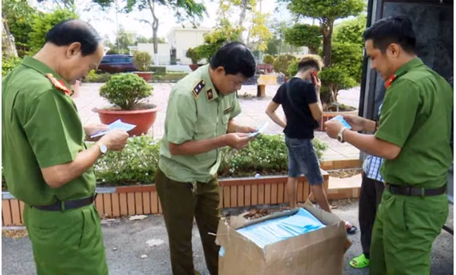 Lực lượng chức năng đang kiểm tra số khẩu trang y tế không rõ nguồn gốc, xuất xứ (Ảnh: Trọng Nguyễn)