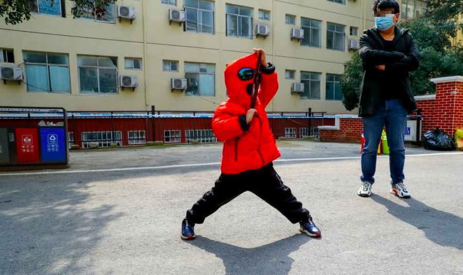 Sau khi khỏi bệnh COVID-19, ông Vương (phải) được cách ly 14 ngày và sau đó đã đủ tiêu chuẩn để về nhà. Đứa con trai 5 tuổi của ông không bị nhiễm, nhưng vẫn ở đây cách ly cùng cha trong 14 ngày. Những người tại địa điểm cách ly đều gọi cậu bé là siêu nhân 