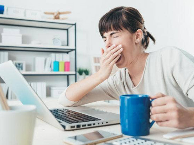 Thói quen ăn uống và ngủ ảnh hưởng đến mức năng lượng của bạn. Vì vậy, để đánh bại sự mệt mỏi và kiệt sức, bạn cần ăn đúng loại thực phẩm vào đúng thời điểm và duy trì chu kỳ giấc ngủ lành mạnh. Ảnh minh họa: Shutterstock