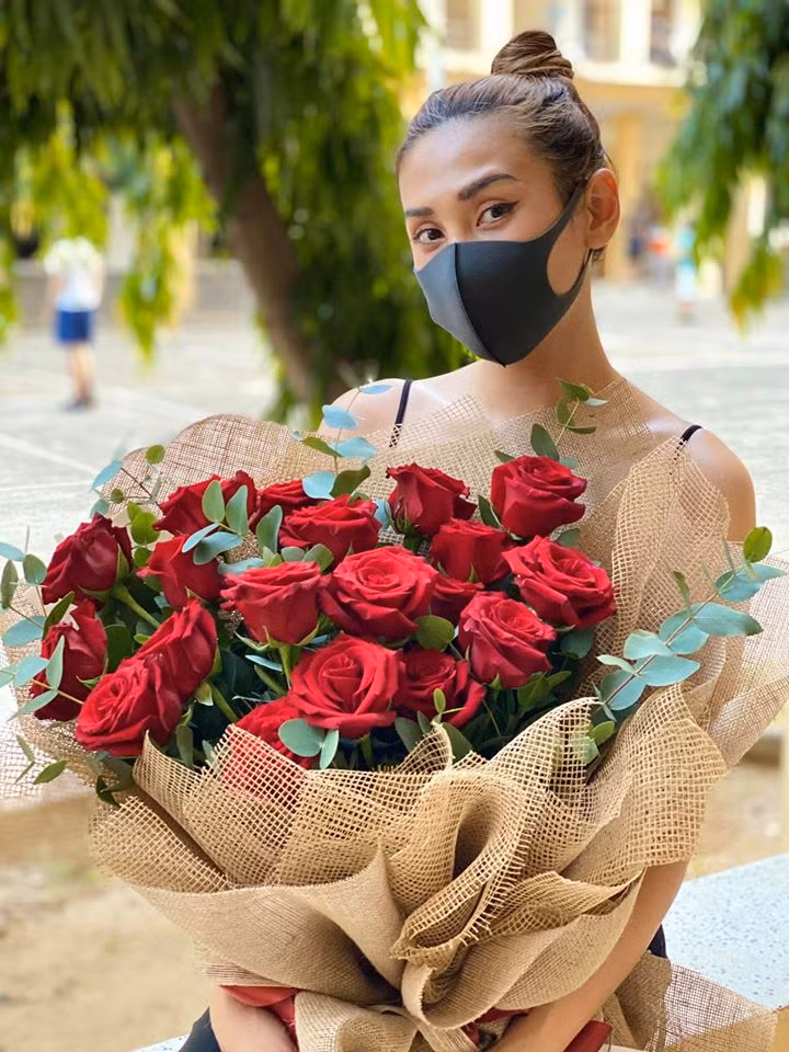 Siêu mẫu chia sẻ hình ảnh tạo dáng bên bó hoa hồng cô được nhận từ những người thân yêu. 