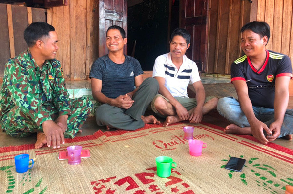 Bộ đội Biên phòng tuyên truyền, hướng dẫn người dân phát triển kinh tế. Ảnh: A.H