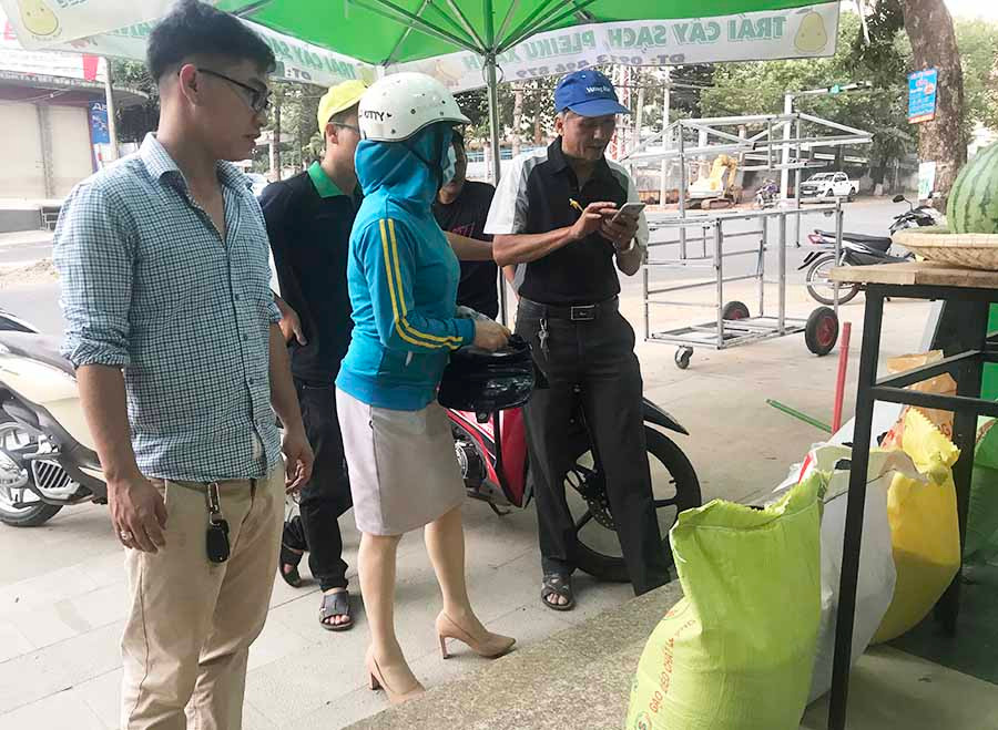  Cửa hàng Pleiku Xanh (178 Trần Phú, TP. Pleiku) triển khai chương trình bình ổn giá gạo, giúp người dân yên tâm mua sắm. Ảnh: V.T