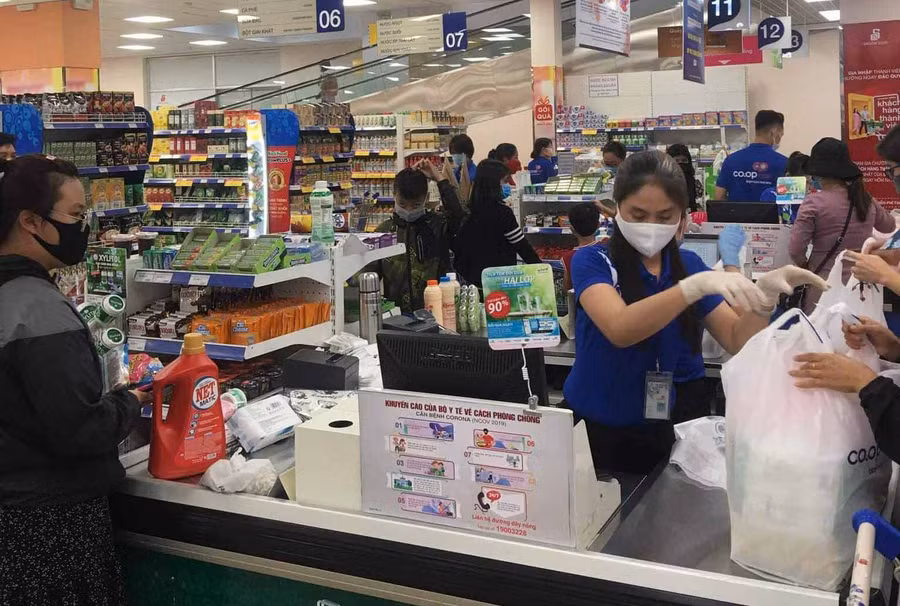 Siêu thị Co.op Mart Pleiku tăng lượng hàng hóa dự trữ. Ảnh: Anh Huy