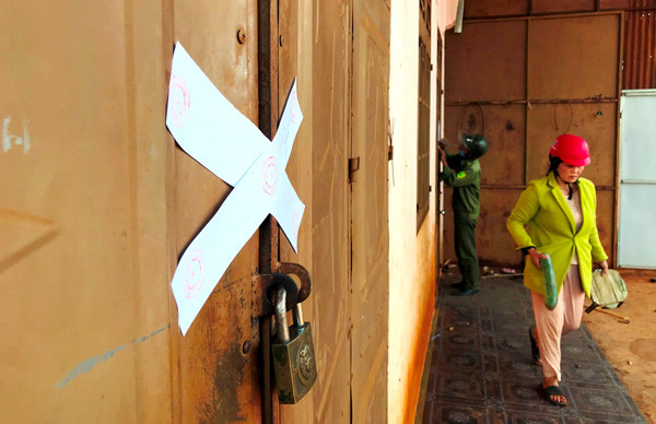 Công an xã Diên Phú đã niêm phong căn nhà của bà Loan. Ảnh: L.G