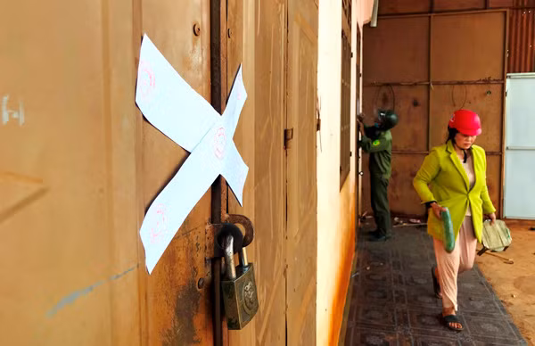 Công an xã Diên Phú đã niêm phong căn nhà của bà Loan. Ảnh: L.G