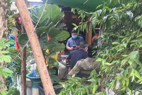 Lực lượng chức năng lấy lời khai các nhân chứng và khám nghiệm hiện trường để xác định danh tính, truy bắt đối tượng nổ súng - Ảnh: B.S. Lực lượng chức năng lấy lời khai các nhân chứng và khám nghiệm hiện trường để xác định danh tính, truy bắt đối tượng nổ súng - Ảnh: B.S.