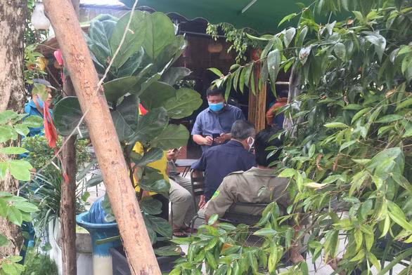 Lực lượng chức năng lấy lời khai các nhân chứng và khám nghiệm hiện trường để xác định danh tính, truy bắt đối tượng nổ súng - Ảnh: B.S.