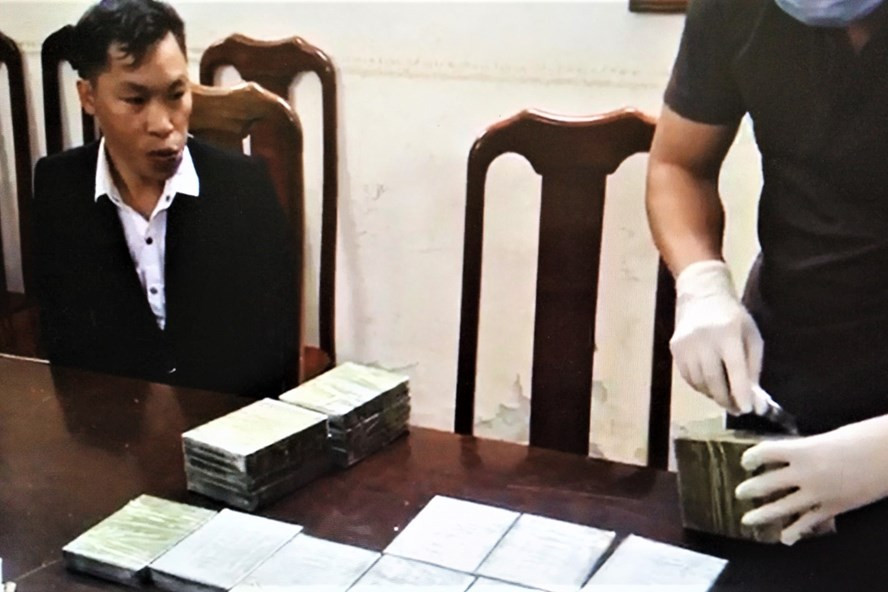 Đối tượng Vàng A Páo (trái) cùng tang vật vụ án. Ảnh: D.H.  Đối tượng Vàng A Páo (trái) cùng tang vật vụ án. Ảnh: D.H.