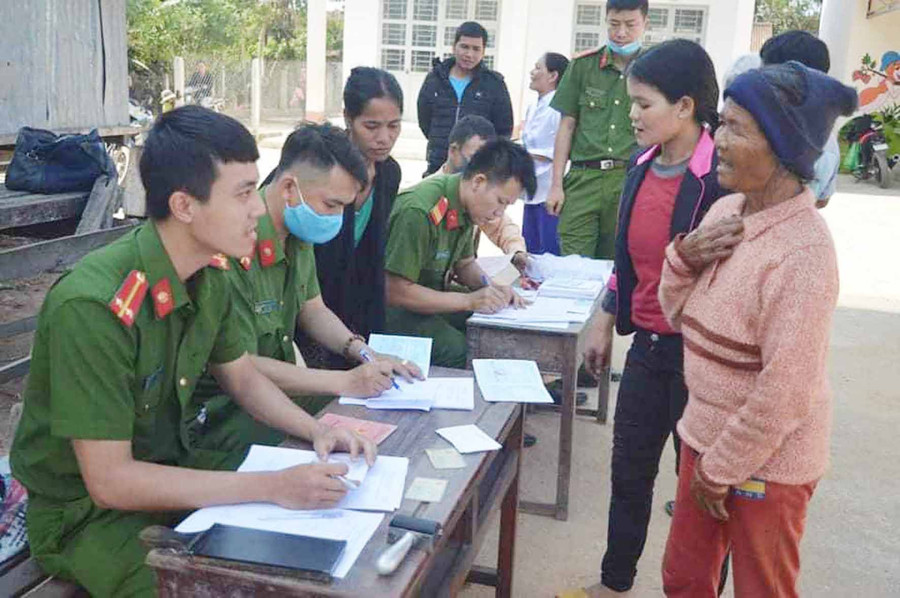 Cán bộ Đoàn thanh niên Công an huyện Mang Yang làm thủ tục cấp chứng minh nhân dân cho người dân. Ảnh: Hà Phương
