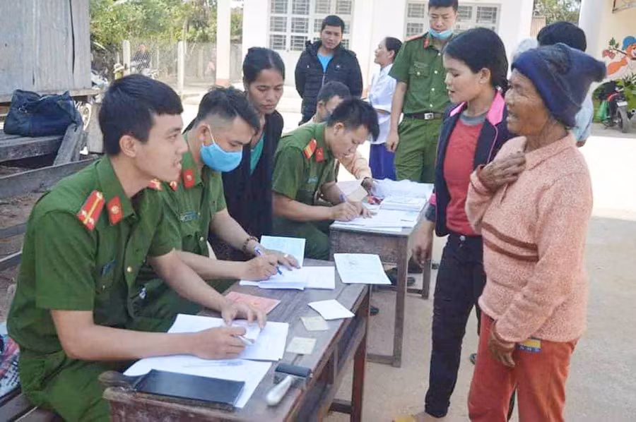 Cán bộ Đoàn thanh niên Công an huyện Mang Yang làm thủ tục cấp chứng minh nhân dân cho người dân. Ảnh: Hà Phương