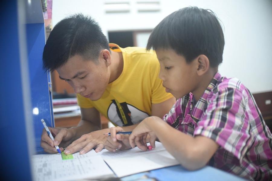 Cứ đúng 19h, Thanh được bạn cùng phòng - trung úy Cao Đại Đồng hướng dẫn học bài, làm bài cho đến 21h - Ảnh: LÂM THIÊN