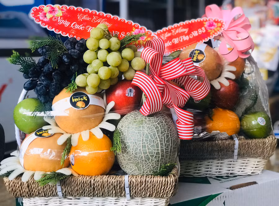 Giỏ hàng quà tặng từ trái cây sạch đang “lên ngôi” dịp lễ 8-3 năm nay. Ảnh Trần Dung