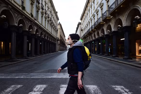 Khung cảnh vắng vẻ tại thành phố Turin miền bắc nước Ý ngày 12-3 - Ảnh: REUTERS Khung cảnh vắng vẻ tại thành phố Turin miền bắc nước Ý ngày 12-3 - Ảnh: REUTERS