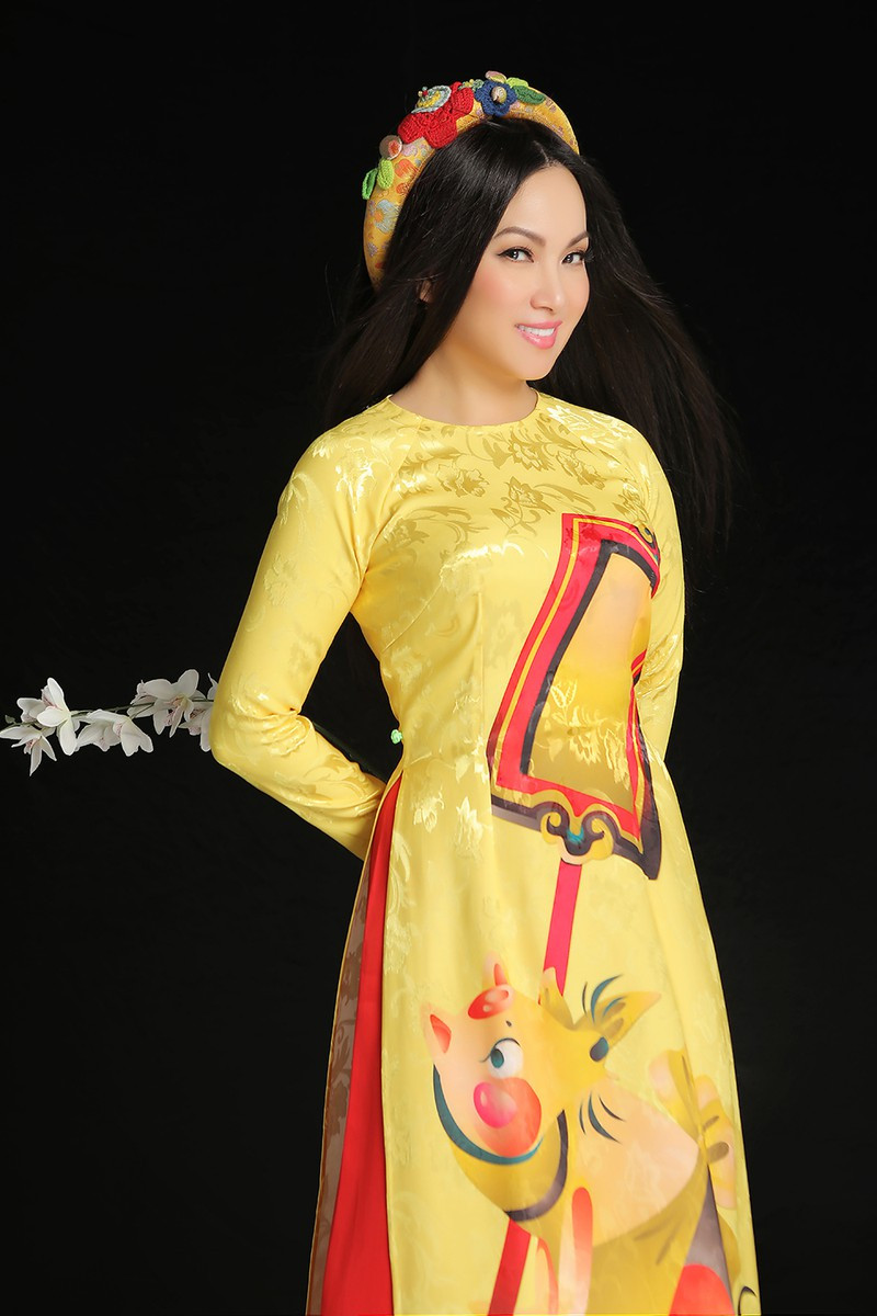 Tà áo dài truyền thống trở nên tươi vui hơn khi được in hình những con giáp may mắn theo quan niệm truyền thống. Tà áo dài truyền thống trở nên tươi vui hơn khi được in hình những con giáp may mắn theo quan niệm truyền thống.