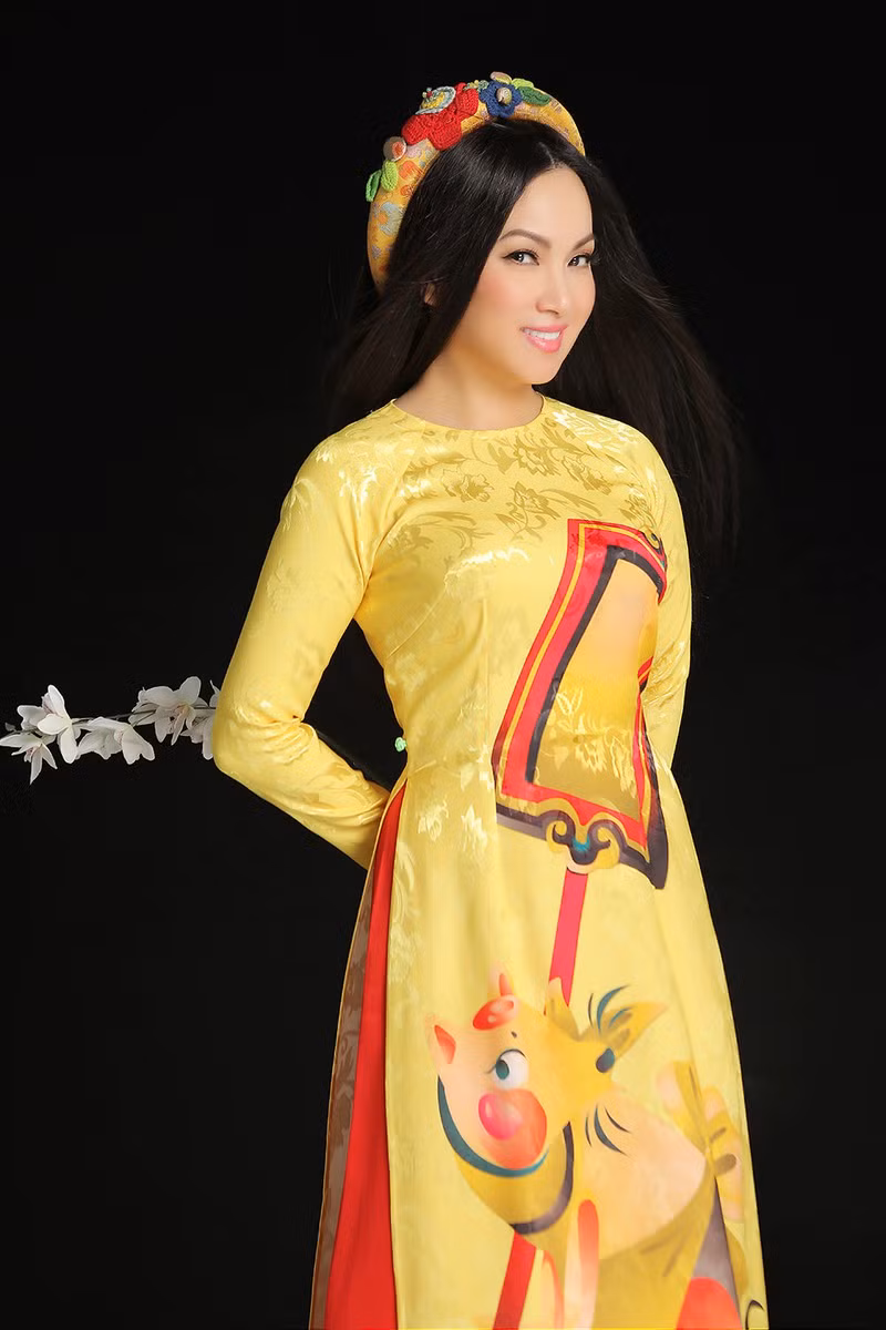 Tà áo dài truyền thống trở nên tươi vui hơn khi được in hình những con giáp may mắn theo quan niệm truyền thống.