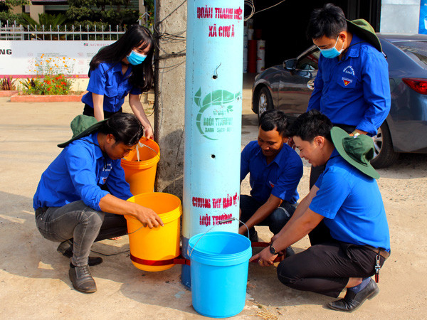 Đoàn xã Chư Á (TP.Pleiku) lắp đặt các thùng rác bảo vệ môi trường. Ảnh: P.L