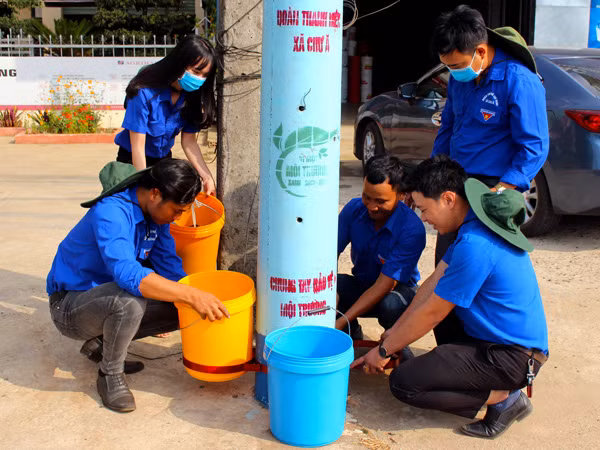 Đoàn xã Chư Á (TP.Pleiku) lắp đặt các thùng rác bảo vệ môi trường. Ảnh: P.L