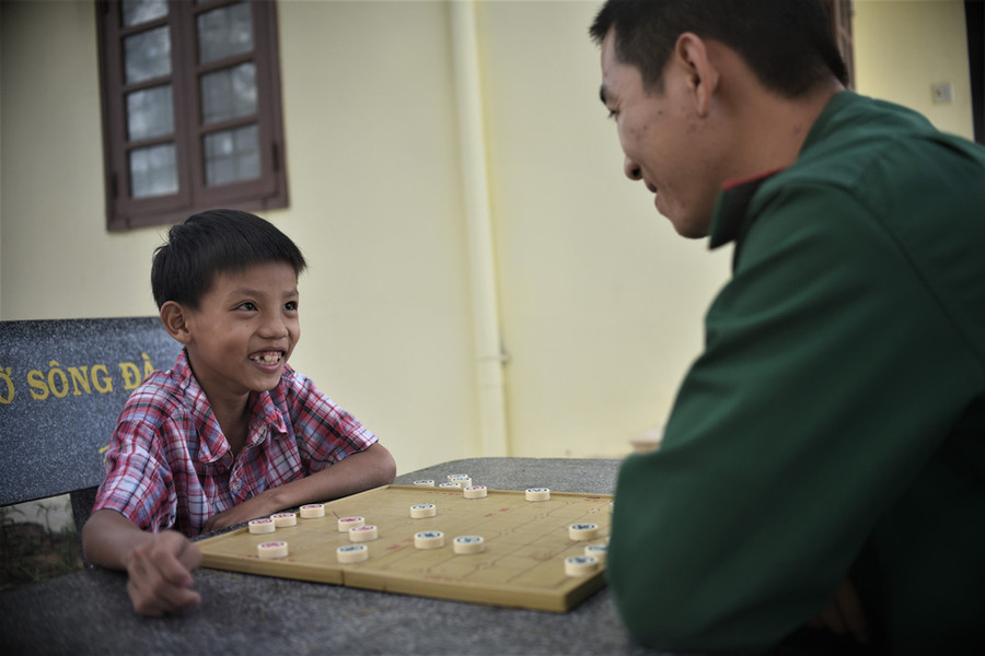 Những lúc rảnh rỗi, trò giải trí yêu thích của Thanh và các chiến sĩ là đánh cờ tướng. Đây là trò chơi giúp Thanh và các chiến sĩ gần gũi nhau hơn - Ảnh: LÂM THIÊN