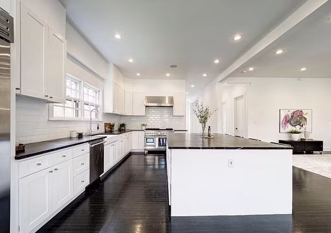 Cô chọn nội thất có chất lượng tốt nhưng giá cả không quá đắt.