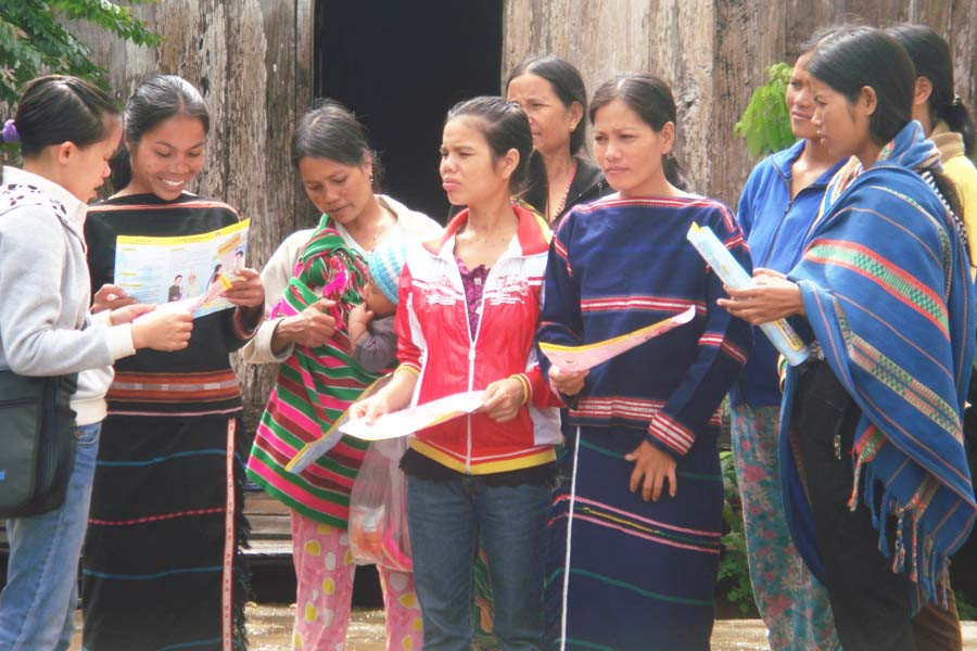  Tuyên truyền và phát tờ rơi về phòng-chống bạo lực gia đình. Ảnh: Đ.Y