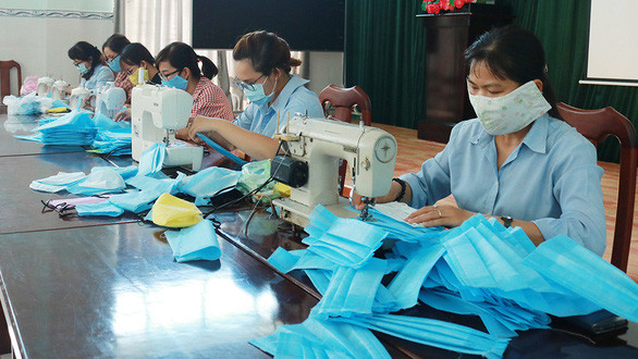 Đoàn trung tâm y tế huyện Bình Chánh, TP.HCM may khẩu trang thủ công để trang bị cho đội ngũ nhân viên y tế trên địa bàn huyện - Ảnh: NHẬT THỊNH Đoàn trung tâm y tế huyện Bình Chánh, TP.HCM may khẩu trang thủ công để trang bị cho đội ngũ nhân viên y tế trên địa bàn huyện - Ảnh: NHẬT THỊNH