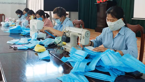 Đoàn trung tâm y tế huyện Bình Chánh, TP.HCM may khẩu trang thủ công để trang bị cho đội ngũ nhân viên y tế trên địa bàn huyện - Ảnh: NHẬT THỊNH