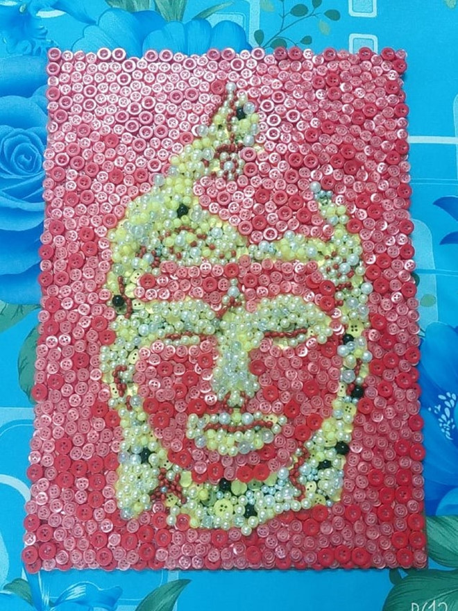 Những tác phẩm tranh từ nút áo của Thành/ HOA NỮ