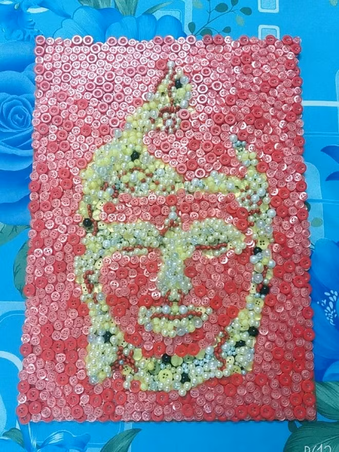 Những tác phẩm tranh từ nút áo của Thành/ HOA NỮ