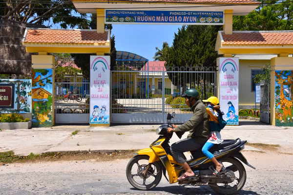 Trường mẫu giáo Ayun được đầu tư xây dựng khang trang. Ảnh: K.P