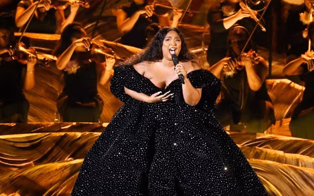 Lizzo mở màn cho lễ trao giải Grammy 2020 trong thiết kế của Christian Siriano.