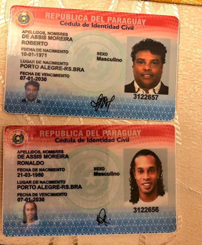 Hộ chiếu Paraguay của Ronaldinho (dưới) và anh trai bị cho là giả mạo - Ảnh CHỤP MÀN HÌNH Hộ chiếu Paraguay của Ronaldinho (dưới) và anh trai bị cho là giả mạo - Ảnh CHỤP MÀN HÌNH
