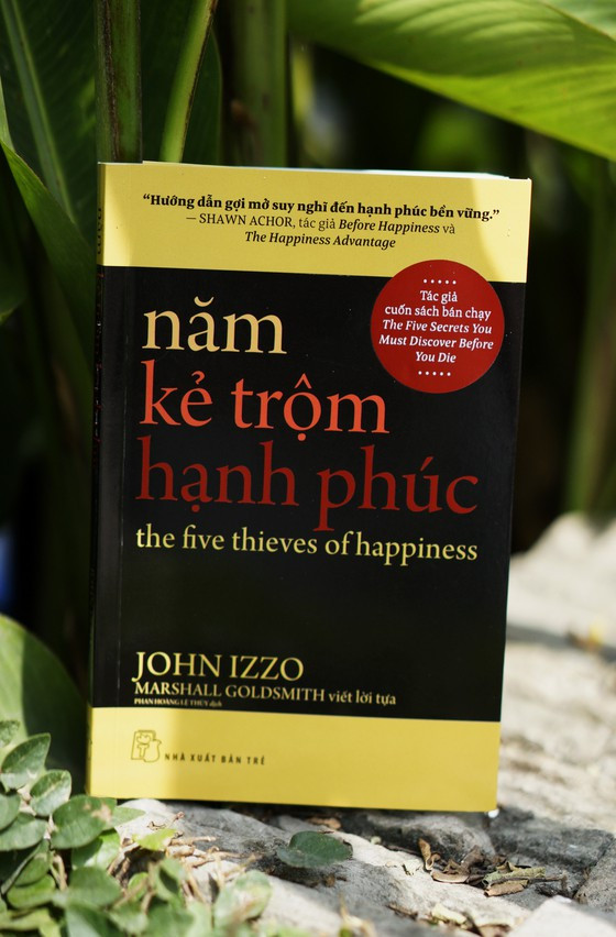 "Năm kẻ trộm hạnh phúc" là cuốn sách sâu sắc, có ý nghĩa truyền cảm hứng sống mạnh mẽ. "Năm kẻ trộm hạnh phúc" là cuốn sách sâu sắc, có ý nghĩa truyền cảm hứng sống mạnh mẽ.