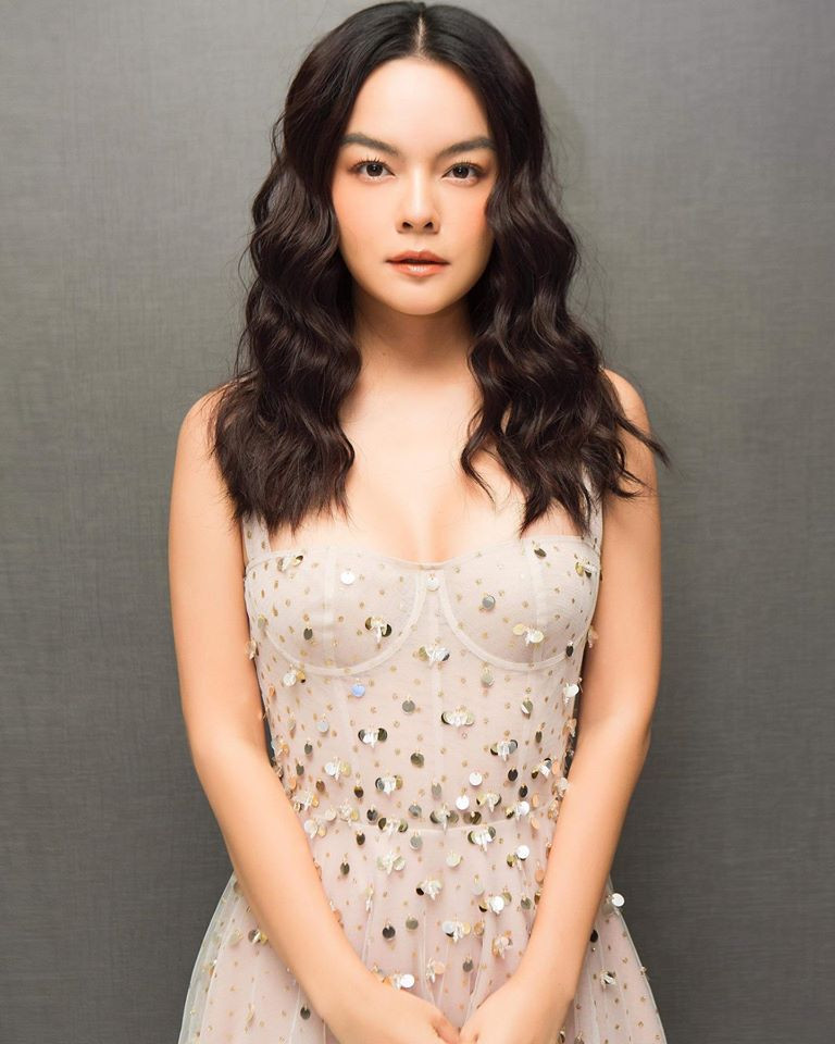 Trước tình hình dịch Covid-19 diễn biến phức tạp, nữ ca sĩ chia sẻ chuyện cô phải tự cách ly, không dám gặp con.